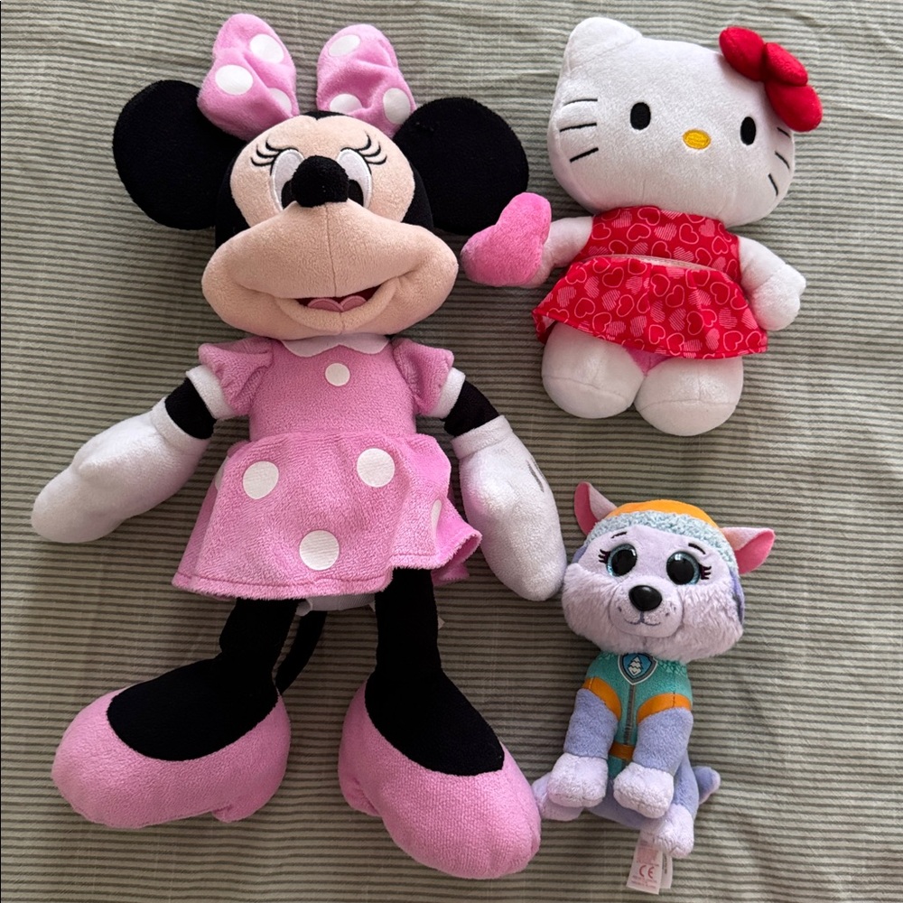3 plushes. Disney Minnie Mouse / hello kitty / Everest pas patrol
